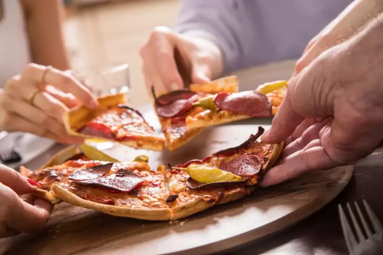 Pizza ist ein kulinarischer Favorit für jede Gelegenheit.