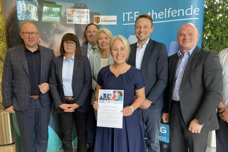 Partner beim Modellprojekt „IT-Ersthelfende“: Landrätin Susanne Ganster (vorne) mit den Schulleitern Ina Schatzmann-Hinkel und P