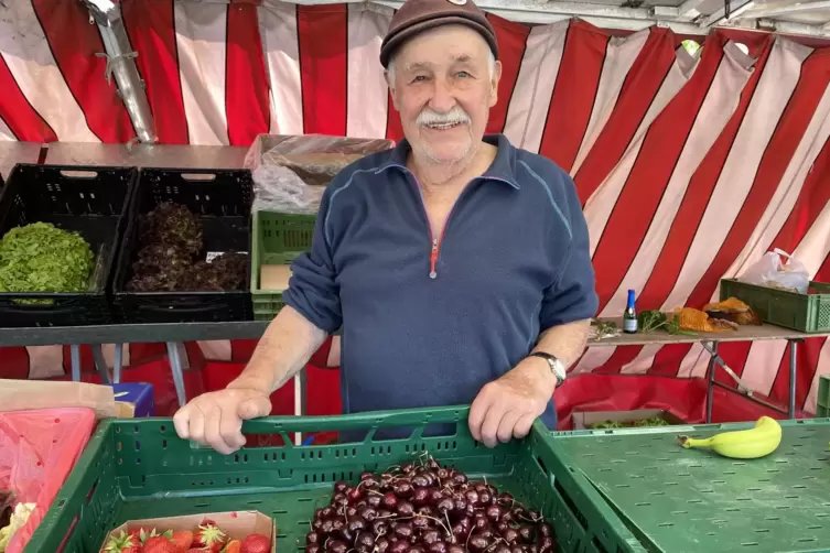 Seit mehr als 20 Jahren allwöchentlich auf dem Wochenmarkt anzutreffen: Kommunalpolitiker Karl-Heinz Keller schätzt seit jeher d