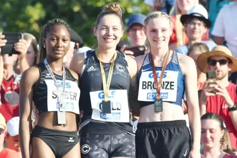 Freut sich über Bronze: Sina Mayer (rechts), die aus Schönenberg-Kübelberg stammt. 