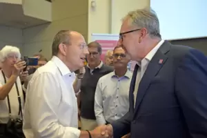 Der eine geht, der andere kommt: Der scheidende Oberbürgermeister Peter Kurz (rechts) gratuliert seinem Nachfolger Christian Spe