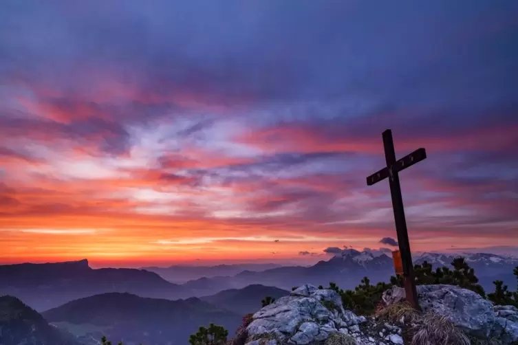 Gipfelkreuz des 1800 Meter hohen Eisberg in den Berchtesgadener Alpen im Morgengrauen. 