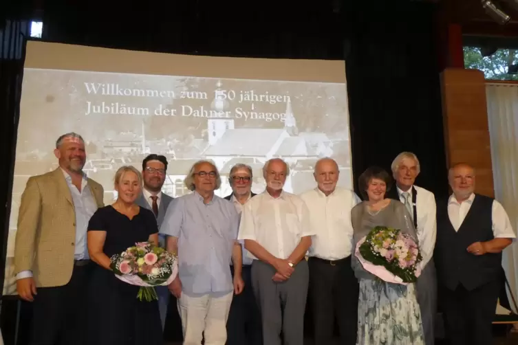 Beim Festakt zum Synagogenjubiläum waren einige Gäste gekommen. Von rechts nach links: Dieter Burgard (Beauftragter der Minister