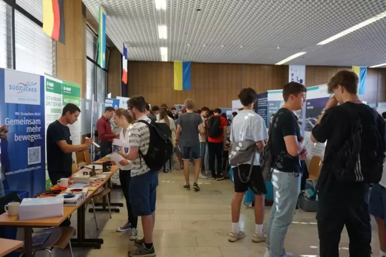 Gut gefüllt: die Aula das Gymnasiums während der Berufsmesse. 