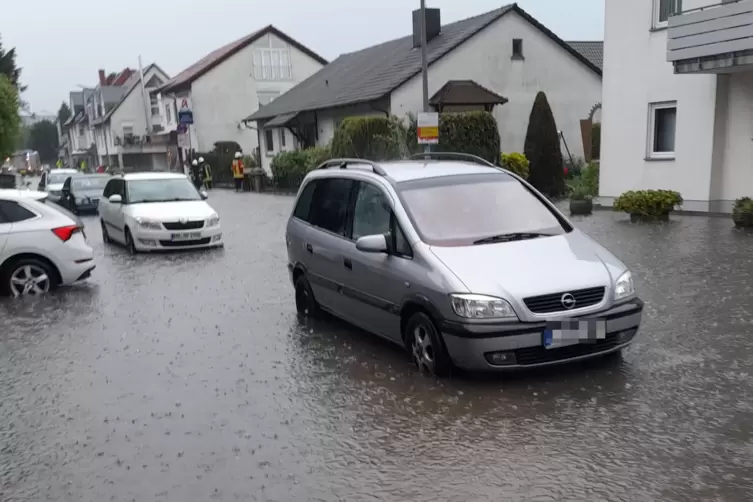 Wasser in der Heiligensteiner Straße: Für die Anwohner fast schon ein gewohntes Bild bei starken Regenfällen.