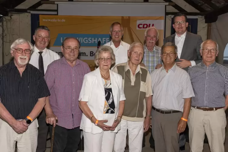 Die Geehrten sowie Parteifunktionäre: (von links, untere Reihe): Robert Hönsch, Gordon Schnieder, Klaus Schneider, Marianne Mess