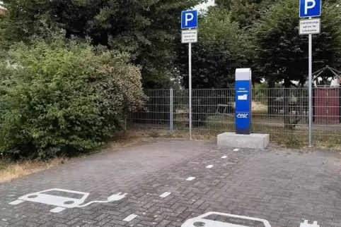 In der Salierstraße: Ladesäule und Parkplätze.