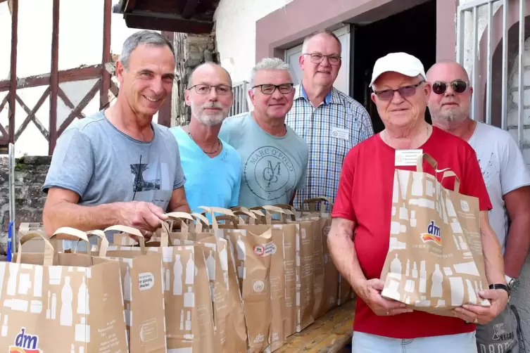 Die „Buwe“ Volker Washeim, Uwe Hochscheid, Christian Theis (von links) und Bernd Hochscheid (ganz rechts) überreichen Werner Gri