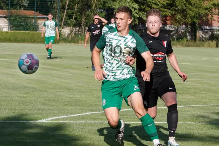 Carsten Przykopanski (rechts) von der TSG Albisheim im ersten Gruppenspiel gegen den VfL Gundersheim, das die TSG mit 0:8 verlor