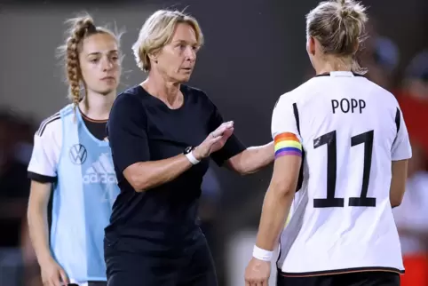 Die Bundestrainerin und ihre Kapitänin: Martina Voss-Tecklenburg und Alexandra Popp. 