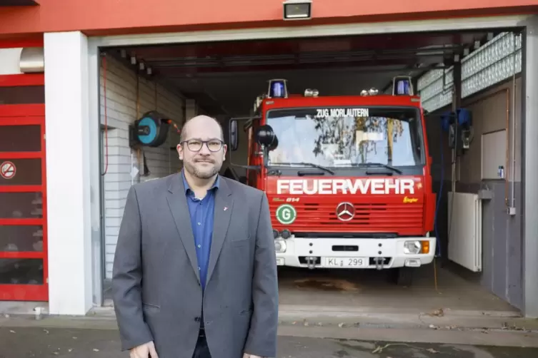 Ortsvorsteher Alexander Lenz vorm Domizil der Feuerwehr, wo noch die alten Fahrzeuge stehen. 