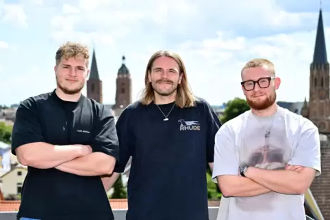 Über den Dächern Neustadts: Lars Bundenthal, Anton Gartner und Henning Staudt (von links) auf der Dachterrasse ihres neuen Büros