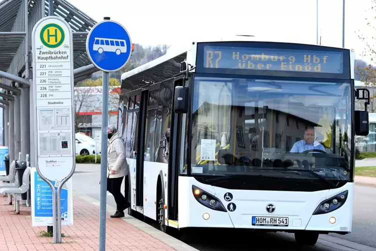 Ein Bus der R7 hält am Zweibrücker Hauptbahnhof.