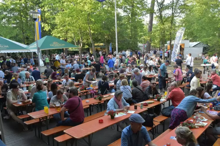 Gefeiert wurde dieses Jahr vor der Halle am Waldfestplatz unter den Bäumen. Das könnte erst mal so bleiben. 