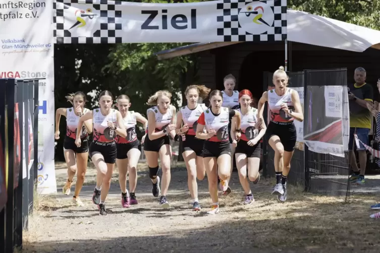 Start zur DSB Trophy der Elite beim Target Sprint. Zweite von links die Lokalmatadorin Tessa Dietrich vom Biathlon Team Steinwen