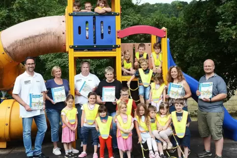 Nach der Geschenkübergabe hatten die Kinder der Kita Kleine Strolche die Warnwesten gleich mal ausprobiert. 