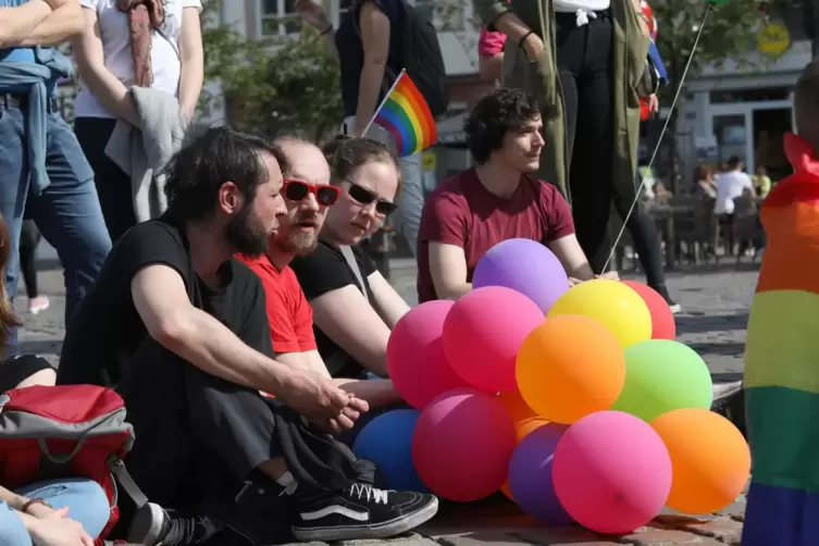 Im Mai 2019 hat ein breites Aktionsbündnis auf dem Landauer Rathaus für Gleichberechtigung demonstriert. 