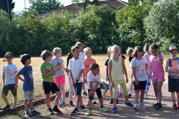 Haben sich auf dem Sportplatz für den guten Zweck ins Zeug gelegt: Schülerinnen und Schüler der Grundschule in Marnheim. 