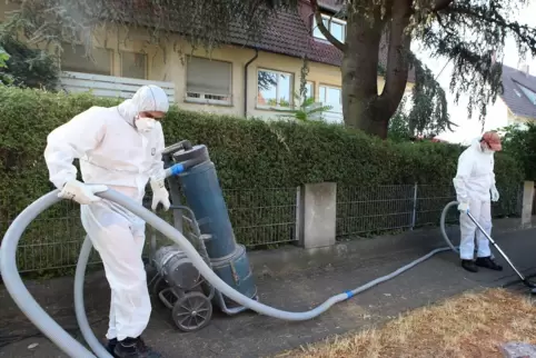 Die Mitarbeiter der Firma Buchen aus Karlsruhe reinigen Straßen und Bürgersteige am Brandort. 