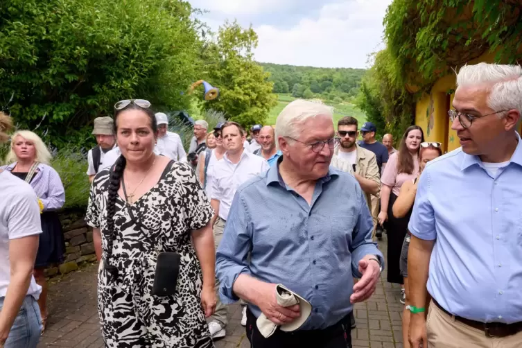 Bundespräsident Frank-Walter Steinmeier (Mitte) wandert im Ahrtal. Rechts neben ihm Dominik Gieler, Verbandsbürgermeister von Al