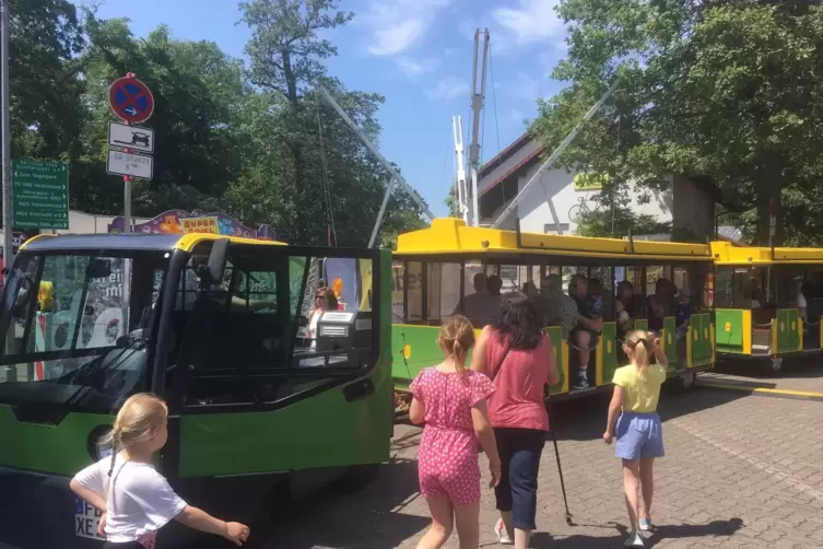 Eine „Bimmelbahn“ pendelte zum verkaufsoffenen Sonntag zwischen Waldfestplatz und Innenstadt. 