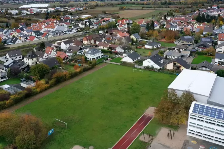 Auf einem Teil des alten Sportgeländes neben der Berghausener Grundschule soll die Kita gebaut werden. 