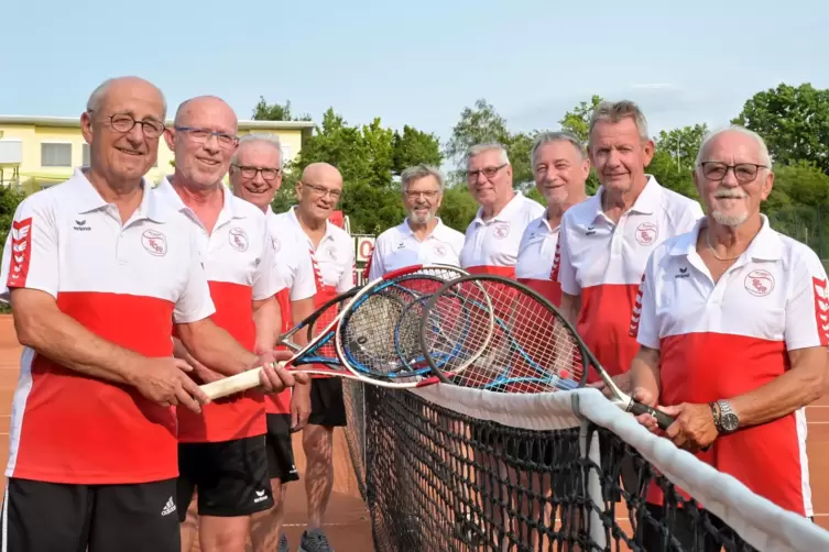 Doppelter Zusammenhalt: von links Karlheinz Weiler, Roland Hirth, Manfred Fuchs, Norbert Nagel, Waldemar Götz, Rudi Beisel, Günt