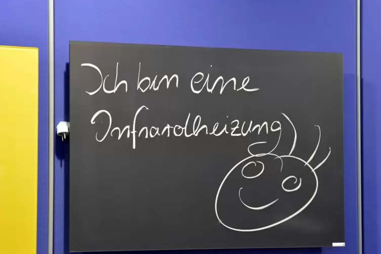 Infrarotheizkörper werden dezentral mit Strom aus der Steckdose betrieben. Es gibt sie in vielen Varianten für die Zimmerdecke o