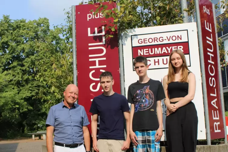 Gruppenbild mit Schulleiter Jörg Oeynhausen (von links), Cedric Geyer, Max Sutter und Milica Cucak. 