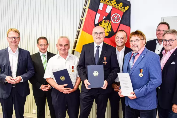 Stolz präsentieren die Geehrten Helmut Metz, Bernd Dreyer und Wolfgang Braun (von links) ihre Urkunden. 