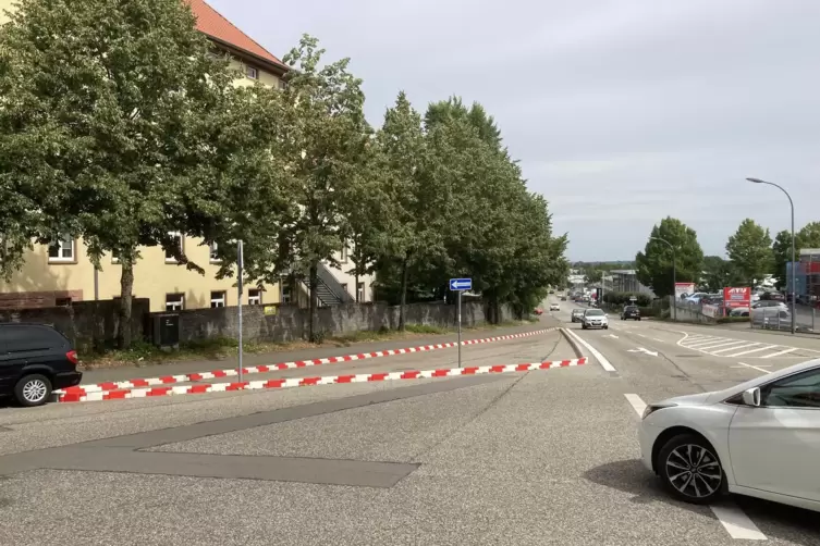 Die Einfahrt vor dem Banana-Building wurde stark eingeengt, damit Autos gebremst werden.