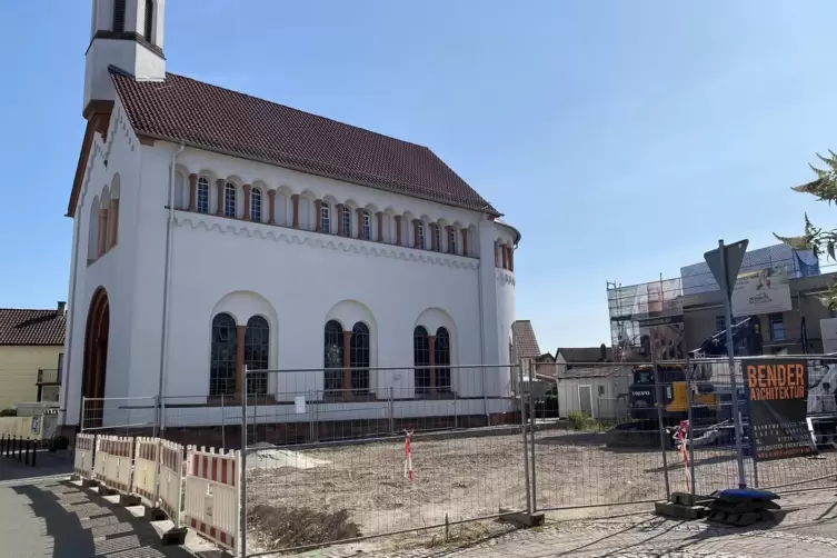 Auf der Freifläche neben der evangelische Kirche soll ein Wohnhaus mit vier Wohnungen gebaut werden.