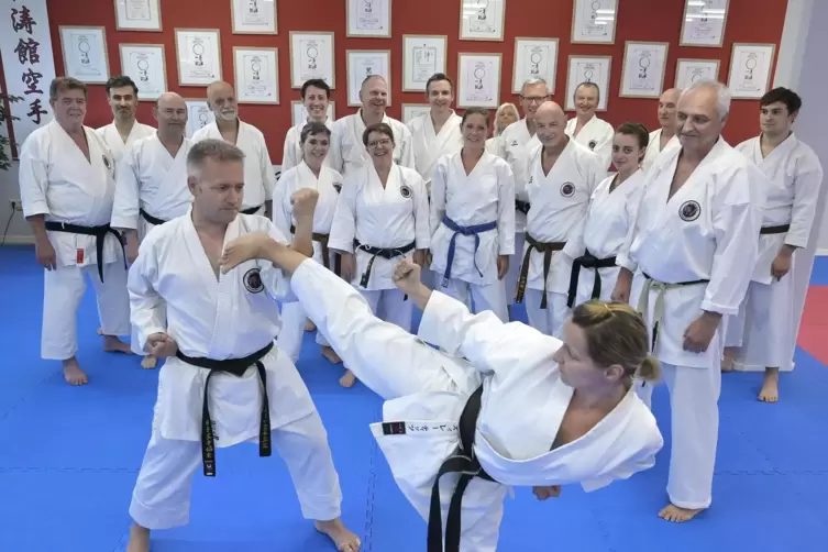 Torsten Sailer (4. Dan) und Desirée Titz (2. Dan) demonstrieren eine Karate-Übung. 