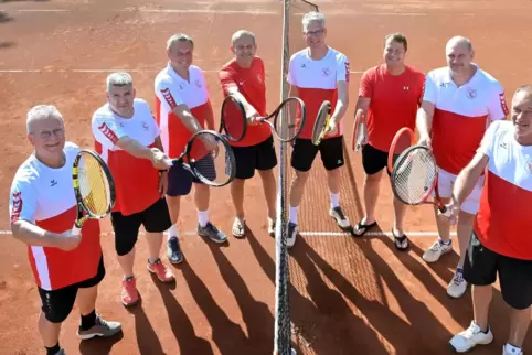 Schattig: Die Herren 50 des Tennisclubs Römerberg am Freitagabend auf ihrer Anlage, von links Wojtek Musial, Helmut Gärtner, Dir