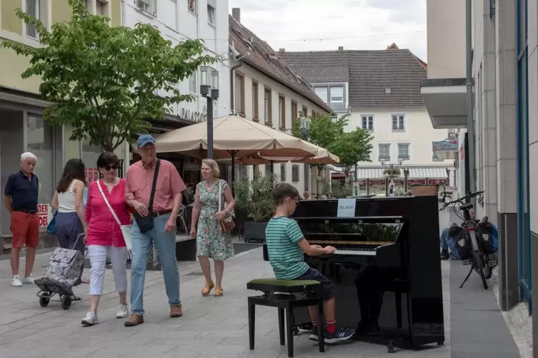 Die Klaviere stehen an verschiedenen Standorten in der Innenstadt. 