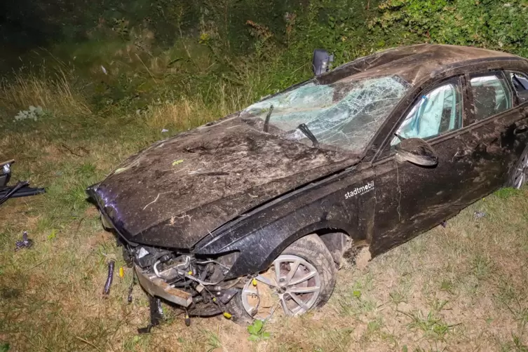 Das Auto blieb schwer beschädigt im Acker liegen.