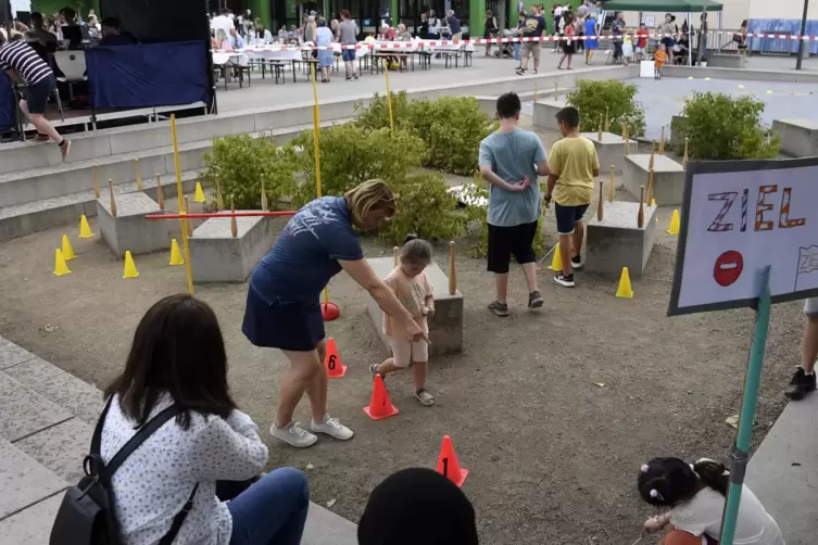 Mit Geschick ans Ziel: Der Eierlauf-Parcours war nur eins von vielen Mitmachangeboten beim Fest der Robert-Schuman-Schulen.