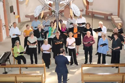 Der Heidelberger Madrigalchor, ein ambitioniertes Laienensemble, sang in der St. Nikolauskirche Volksliedbearbeitungen zwischen 