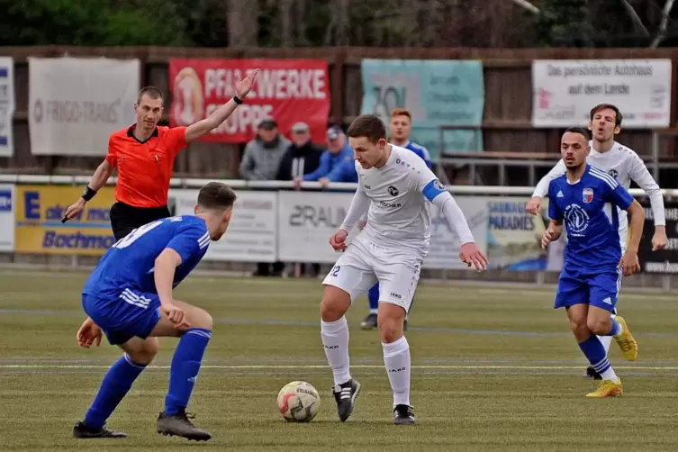 Kapitän Thorsten Boller (Mitte) beim 2:2 im Heimspiel des FV Freinsheim gegen die SG Edigheim.