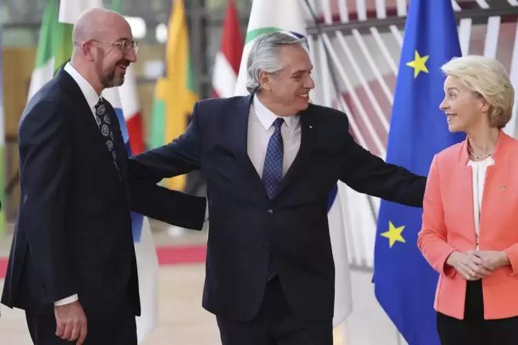 Charles Michel (links), Präsident des Europäischen Rates, Alberto Fernandez, Präsident von Argentinien, und Ursula von der Leyen