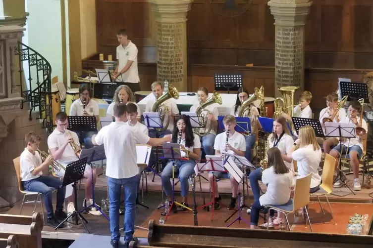 Das Jugendblasorchester „Junge Bläserbande“ des Arbeitermusikvereins Jettenbach bei seinem ersten Konzert in der evangelischen K