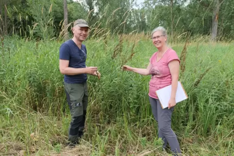 Im Naturschutzgebiet Flotzgrün: Biotopbetreuerin Petra Jörns und Thomas Springenberg von der Kreisverwaltung.