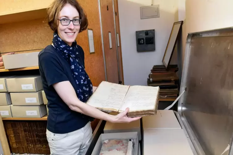 Einblick in Alltagswelten: Stadtarchivarin Dörte Kaufmann mit einem historischen Protokoll. 