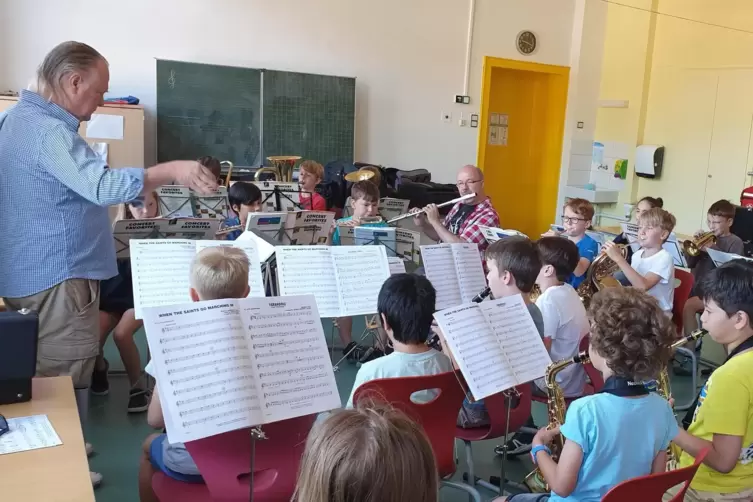 Lieber Blasorchester als normaler Musikunterricht: die Bläserklasse unter Leitung von Martin Scheuber. 