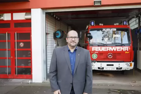 Ortsvorsteher Alexander Lenz vorm alten Feuerwehrhaus, in das die neuen Autos nicht mehr reinpassen.