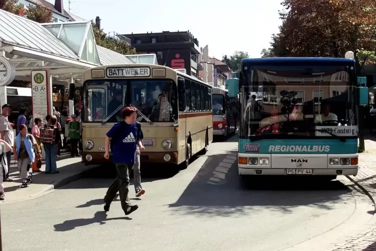 So sah es am Busbahnhof im vergangenen Jahrtausend aus. Jetzt will die Stadt ihn zum „zukunftsweisenden Mobilitätsknoten“ machen