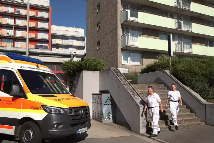 Arbeit auf zwei Ebenen: Wenn Rettungssanitäterin Michelle Schmidt (rechts) und Notfallsanitäterin Gina Endres sowie Kollegen von