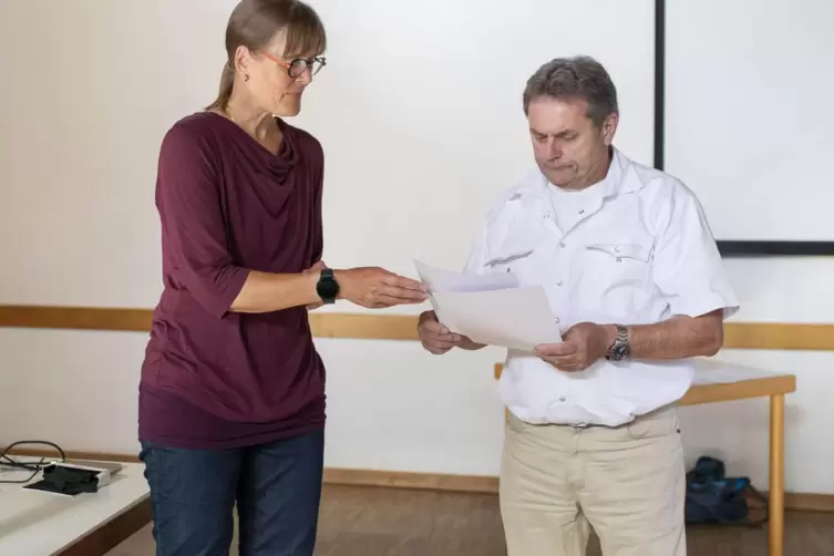 Stadtbürgermeisterin Martina Stein führte Erwin Carra in sein Amt ein.