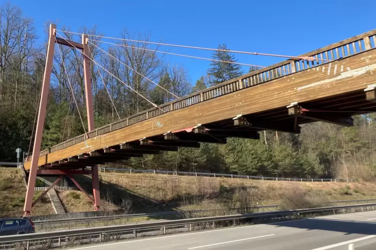 Die Brücke über die B 10 am Ständenhof wird in Kürze abgerissen. 