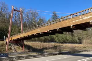 Die Brücke über die B 10 am Ständenhof wird in Kürze abgerissen. 